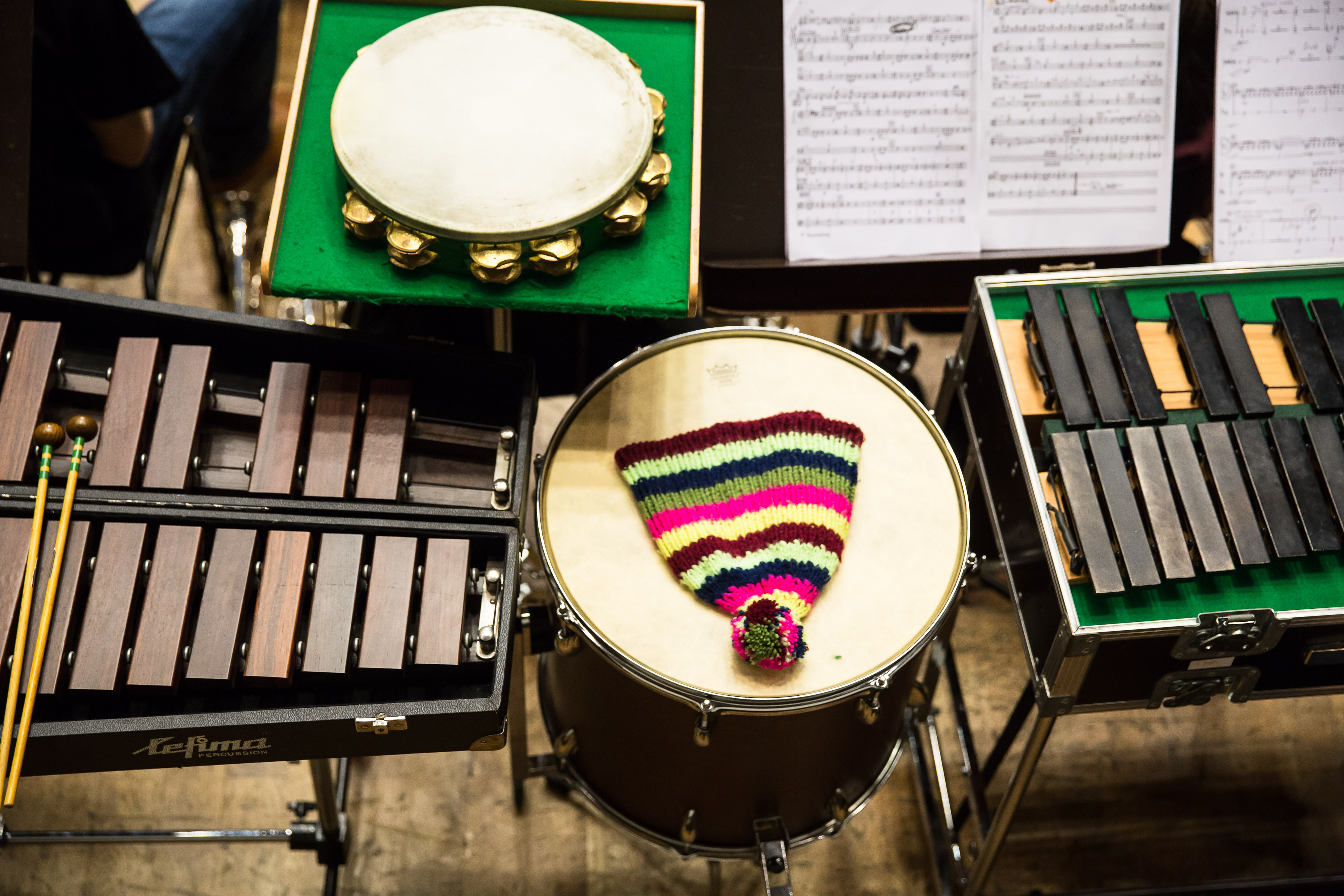 Eine Bommelmütze macht Pause auf Marimbaphon