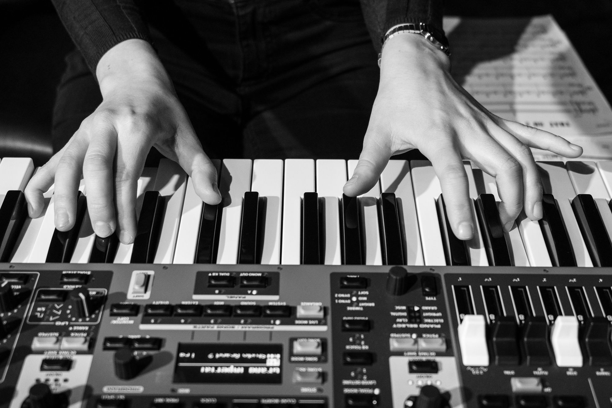 Keyboard spielende Hände